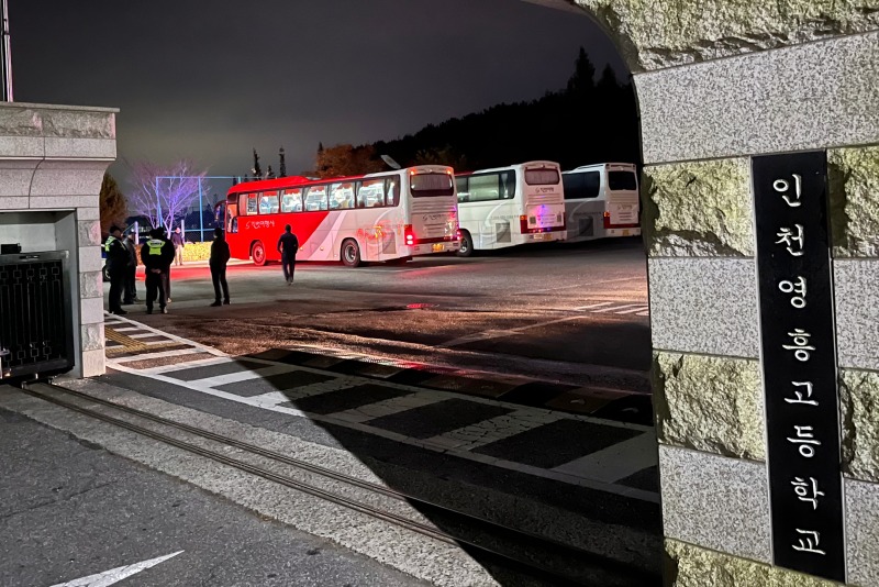 영흥중·고등학교 수험생, 지역 응원 속 수능장 향해).jpeg