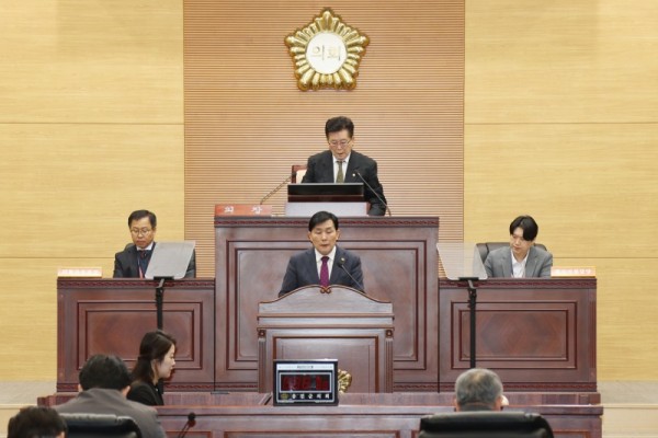 옹진군, 2026년도 예산안 제출…섬을 넘어 바다의 가능성으로 도약-시정연설).jpg