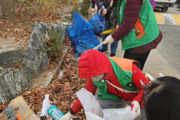 본오3동 통장협의회, 동절기 대비 빗물받이 일제 정비 (2).jpg