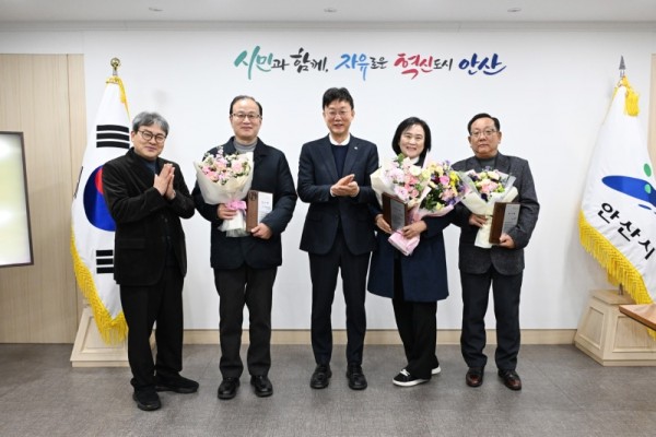 3안산시, 사회복지시설 종사자 장기근속 퇴직자에 감사패 수여 (1).jpg