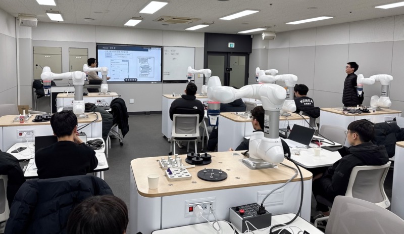 [기획보도 사진(3)] 로봇직업교육센터에서 협동로봇을 활용한 조립 공정 자동화 교육을 진행하고 있다..jpg