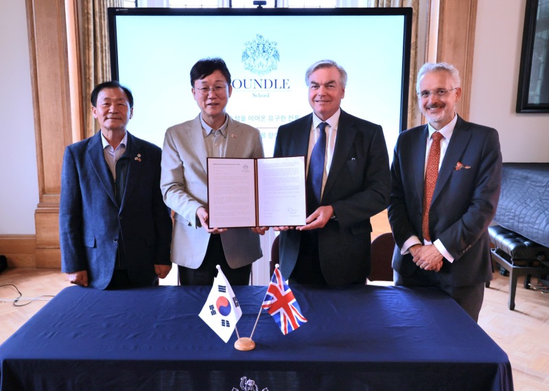 [기획보도 사진(2)] 2025. 10. 17. 이민근 안산시장이 안산사이언스밸리지구 내 국제학교 설립을 위해 英 온들스쿨로부터 투자의향서를 접수받고 있다..jpg