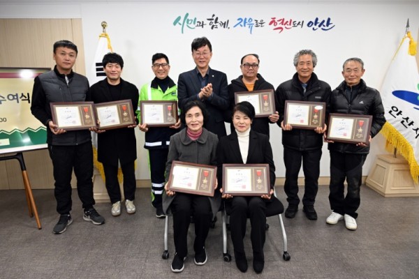 안산시, 시민 안전과 쾌적한 도시 만든 환경미화원 8인 표창.jpg