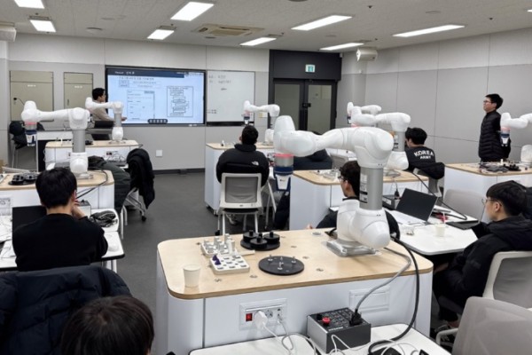 [기획보도 사진(3)] 로봇직업교육센터에서 협동로봇을 활용한 조립 공정 자동화 교육을 진행하고 있다..jpg